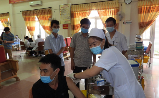 Trung tâm Y tế huyện Đông Sơn tổ chức tiêm vắc xin Covid 19 đợt 1 năm 2021