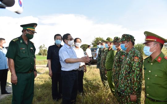 Thủ tướng thị sát biên giới Tây Nam, đốc thúc chống dịch, động viên lực lượng tuyến đầu