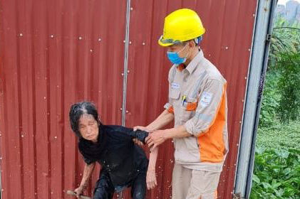 Hai công nhân điện lực dũng cảm cứu người