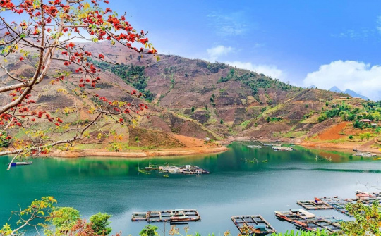 Khám phá vẻ đẹp thơ mộng của biển hồ Quỳnh Nhai