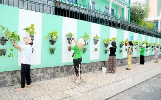 Về vấn đề già hóa dân số và vấn đề biến đổi khí hậu, bảo vệ môi trường ở Việt Nam hiện nay