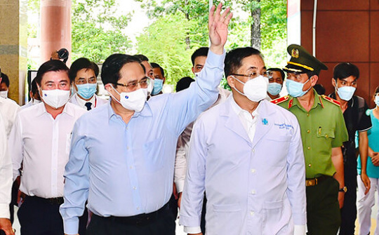 Thủ tướng Chính phủ thăm các bệnh viện tại TP.HCM, động viên đội ngũ y bác sĩ ở tuyến đầu chống dịch