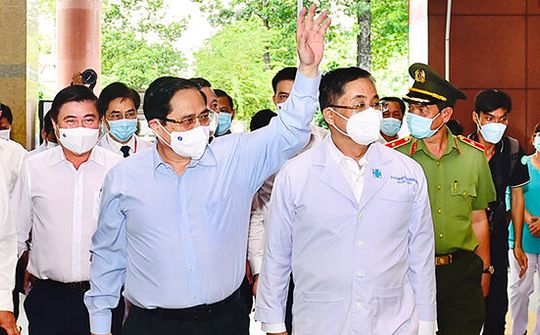 Thủ tướng Chính phủ thăm các bệnh viện tại TP.HCM, động viên đội ngũ y bác sĩ ở tuyến đầu chống dịch