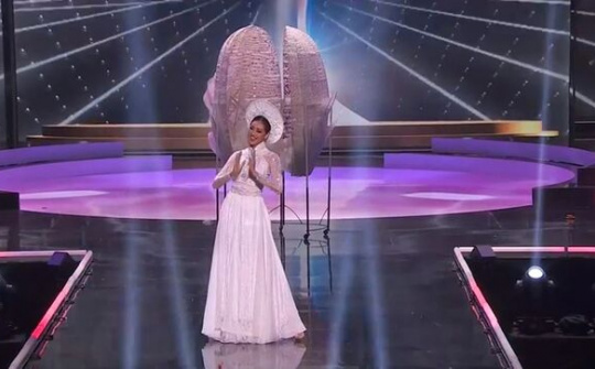 Khánh Vân hoàn thành suôn sẻ đêm thi trang phục dân tộc ở Hoa hậu Hoàn vũ