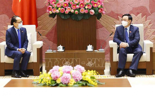 Chủ tịch Quốc hội Vương Đình Huệ tiếp Đại sứ Campuchia