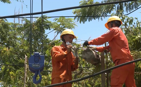 Kon Tum: Mưa kèm lốc làm tốc mái nhà dân, mất điện trên diện rộng