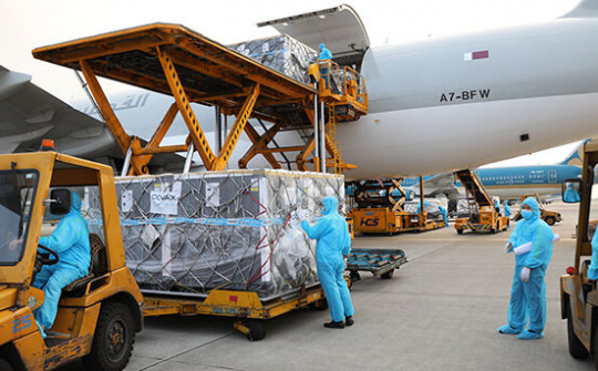 Thêm gần 1,7 triệu liều vaccine COVID-19 đã về Việt Nam