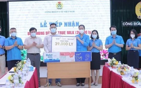 Tập đoàn TH trao tặng Bộ Y tế 39.000 ly sữa tươi tiếp sức các y bác sĩ tuyến đầu