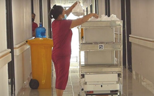 Vận hành robot thông minh thay nhân viên y tế trong khu cách ly