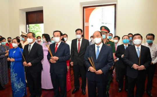 Chủ tịch nước Nguyễn Xuân Phúc dâng hương tưởng niệm Chủ tịch Hồ Chí Minh tại thành phố mang tên Người