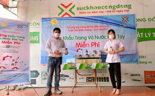 Tuyên truyền phòng, chống dịch Covid-19 và tặng quà cho người dân tại Hải Dương