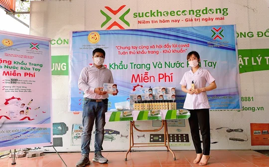 Tuyên truyền phòng, chống dịch Covid-19 và tặng quà cho người dân tại Hải Dương