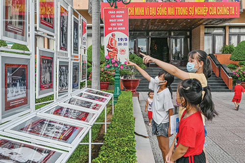 Triển lãm ảnh cuộc đời, sự nghiệp của Bác Hồ và cuộc Tổng tuyển cử Quốc hội