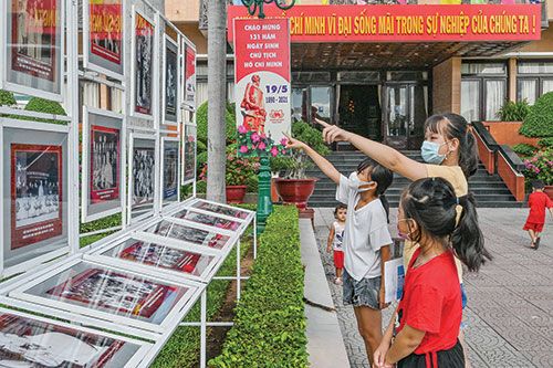 Triển lãm ảnh cuộc đời, sự nghiệp của Bác Hồ và cuộc Tổng tuyển cử Quốc hội