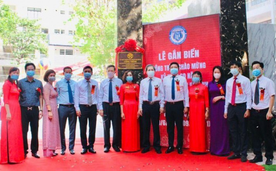 Quận Ba Đình: Gắn biển 2 công trình chào mừng 60 năm thành lập quận