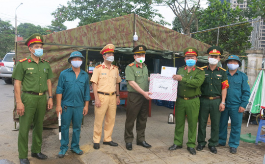 Công an tỉnh Thái Nguyên tặng quà các chốt kiểm soát liên ngành phòng, chống dịch