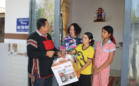 Ngày đặc biệt của ba hộ nghèo được "trao tặng nhà tình nghĩa "