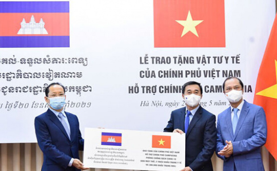 Việt Nam tiếp tục hỗ trợ vật tư y tế giúp Campuchia ứng phó dịch COVID-19