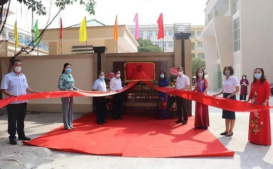Quận Hai Bà Trưng: Gắn biển công trình chào mừng cuộc bầu cử và kỷ niệm 60 năm ngày thành lập quận