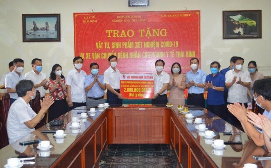 Trao tặng vật tư y tế trị giá hơn 8,7 tỷ đồng cho ngành Y tế Thái Bình