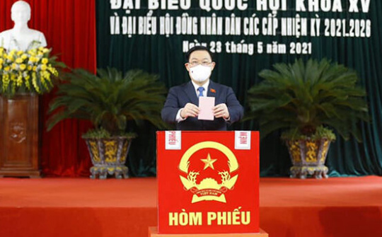 Chủ tịch Quốc hội Vương Đình Huệ bỏ phiếu bầu cử tại thành phố Hải Phòng