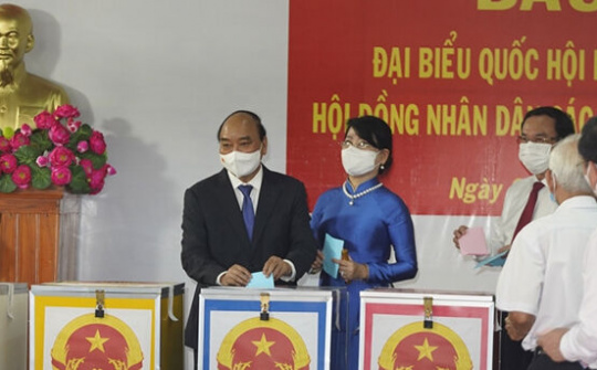 Chủ tịch nước Nguyễn Xuân Phúc bỏ phiếu bầu cử tại Củ Chi, TP. HCM