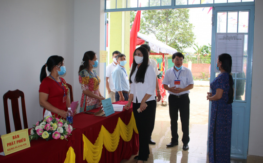 Đắk Nông: Phó Chủ tịch UBND tỉnh Tôn Thị Ngọc Hạnh kiểm tra công tác, bầu cử tại huyện Krông Nô