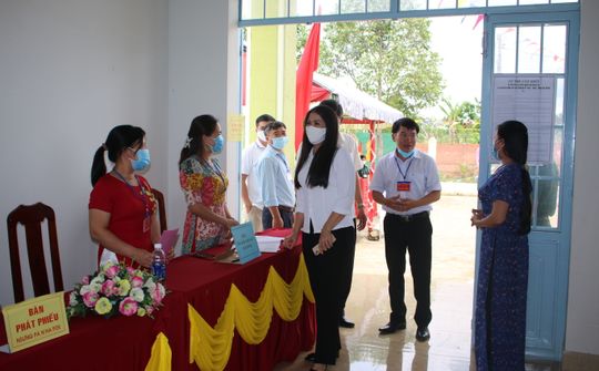 Đắk Nông: Phó Chủ tịch UBND tỉnh Tôn Thị Ngọc Hạnh kiểm tra công tác, bầu cử tại huyện Krông Nô