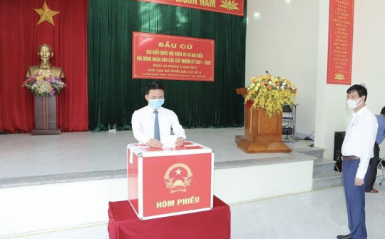 Bí thư Tỉnh ủy Thanh Hoá Đỗ Trọng Hưng bỏ phiếu tại đơn vị bầu cử số 4