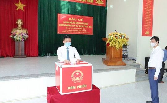 Bí thư Tỉnh ủy Thanh Hoá Đỗ Trọng Hưng bỏ phiếu tại đơn vị bầu cử số 4