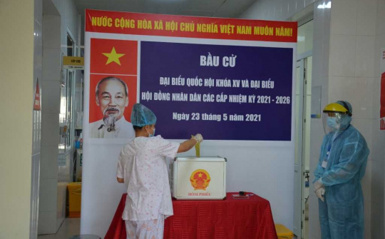 Quảng Ninh: Chuyển hòm phiếu bầu cử đến tận phòng bệnh