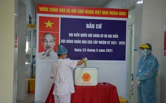 Quảng Ninh: Chuyển hòm phiếu bầu cử đến tận phòng bệnh