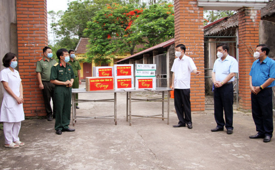 Thái Nguyên: Thăm, tặng quà tại các khu cách ly tập trung