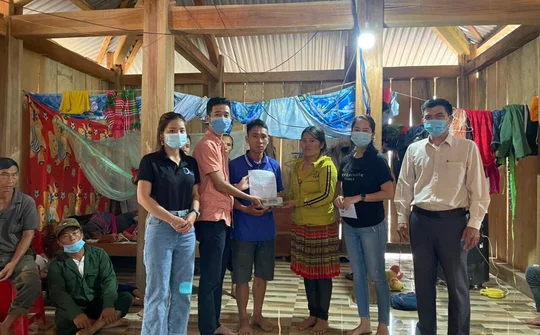 Trao hơn 50 triệu đồng hỗ trợ gia đình có 2 cháu gặp nạn