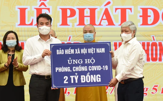 BHXH Việt Nam trao 2 tỷ đồng ủng hộ phòng chống dịch Covid-19