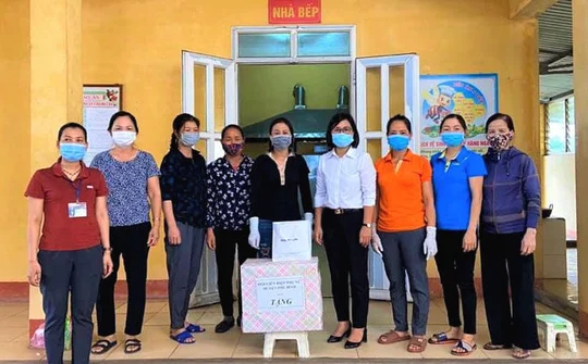 Huyện Phú Bình: Tặng quà cho phụ nữ mang thai, trẻ em trong khu cách ly