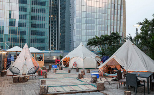 Độc đáo khi người Hà Nội cắm trại sang chảnh trên nóc tòa nhà cao tầng