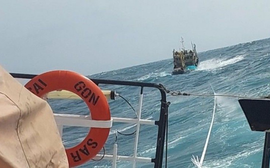 Hành trình xuyên đêm vượt sóng dữ cứu nạn tàu cá bị hỏng máy thả trôi