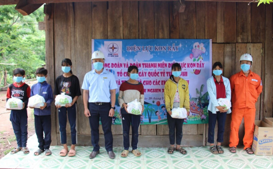 Kon Tum: Ngày Quốc tế Thiếu Nhi 1-6 đến sớm với trẻ em vùng cao biên giới