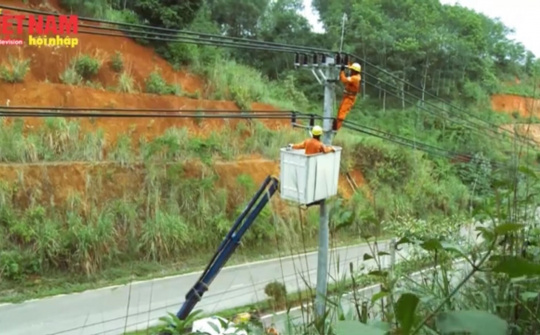 Lắp đặt kín thu sét đường dây 22KV cáp điện cho nước bạn Lào 