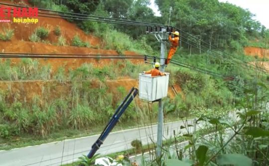 Lắp đặt kín thu sét đường dây 22KV cáp điện cho nước bạn Lào 