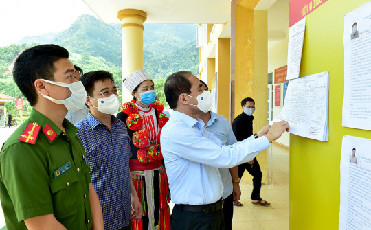 Tuyên Quang: Bí thư Tỉnh ủy Chẩu Văn Lâm kiểm tra công tác bầu cử và phòng, chống Covid-19 tại xã Xuân Lập