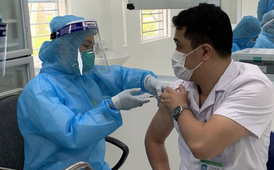 Hà Nội tích cực hỗ trợ tỉnh Bắc Giang tiêm vắc xin Covid-19