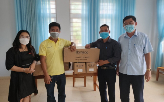 Trao tặng gần 300 bóng đèn điện cho các xã biên giới