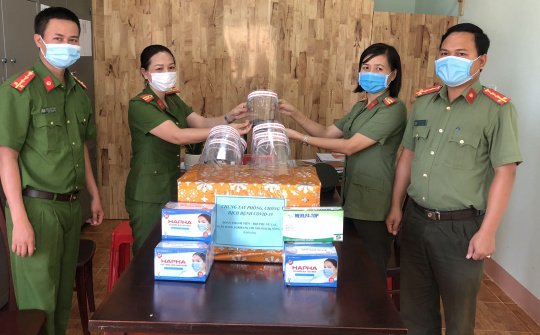 Công an Đắk Nông tặng quà cho lực lượng trực tiếp làm nhiệm vụ phòng, chống dịch Covid-19