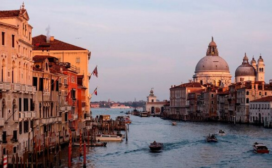 Nhiều nước châu Âu chuẩn bị mở cửa đón khách du lịch trong mùa hè 2021