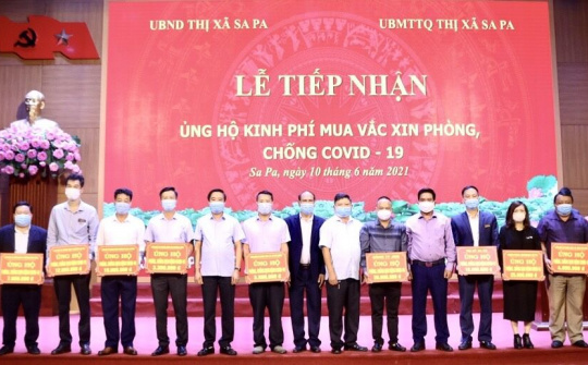 Thị xã Sa Pa tiếp nhận kinh phí ủng hộ mua vắc xin phòng, chống dịch Covid -19