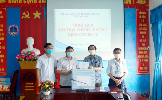 Bắc Kạn: Thăm, tặng quà động viên lực lượng phòng, chống dịch Covid-19