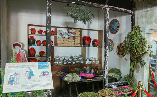 Triển lãm “Tết Đoan Ngọ xưa và nay - Gió lành Đoan Dương”