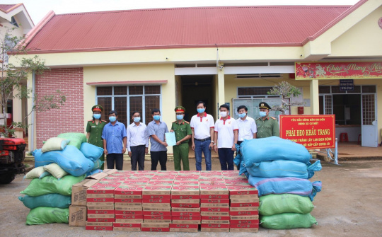 Ea H’leo tặng quà cho người dân tại khu vực bị phong tỏa, cách ly